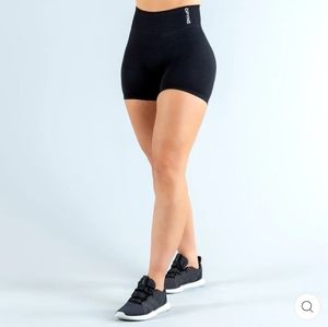DFYNE Dynamic black shorts